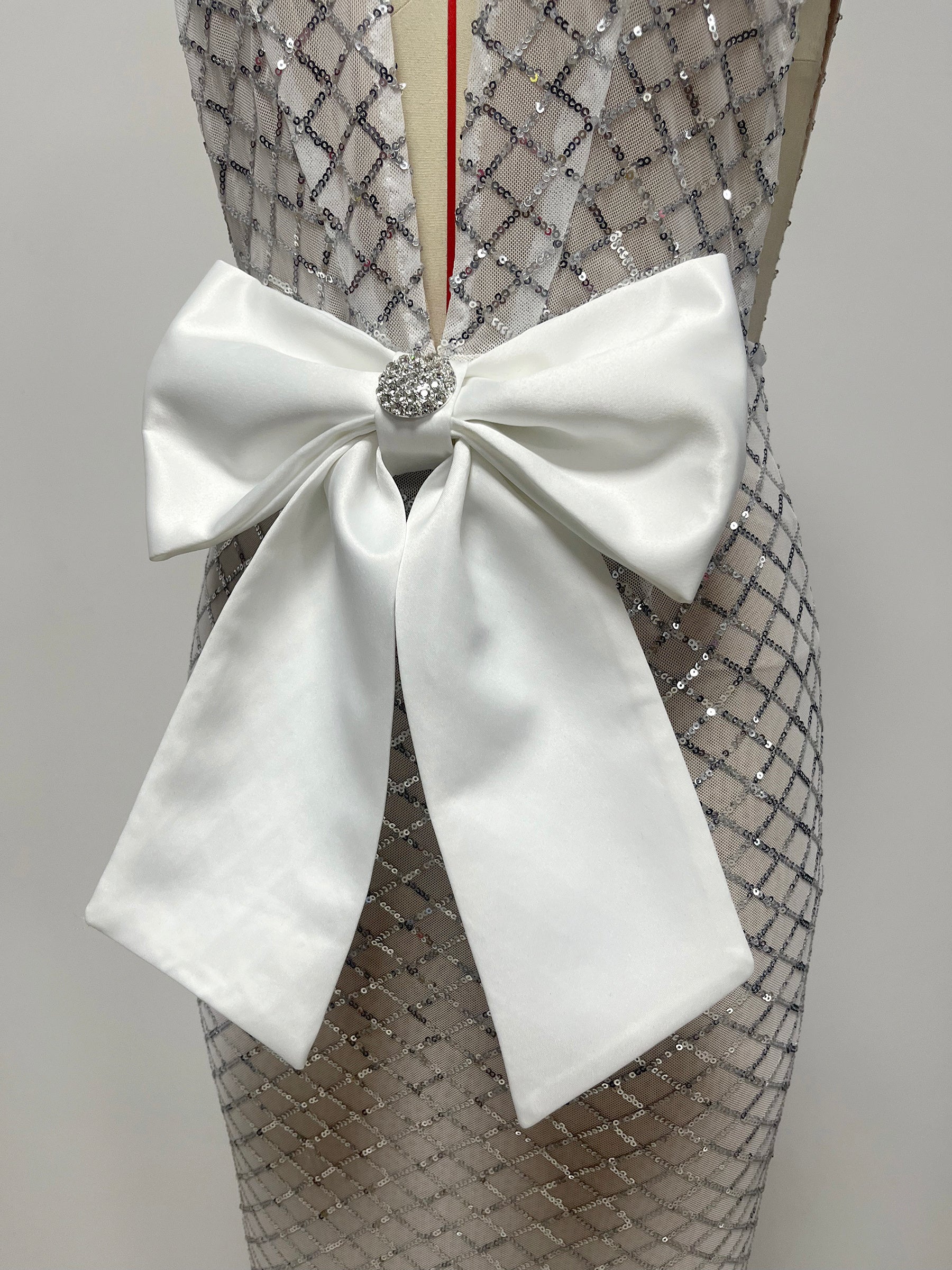 Irella Sleeveless Sequin Pattern Deep V White Bow Appliqué Maxi Dress