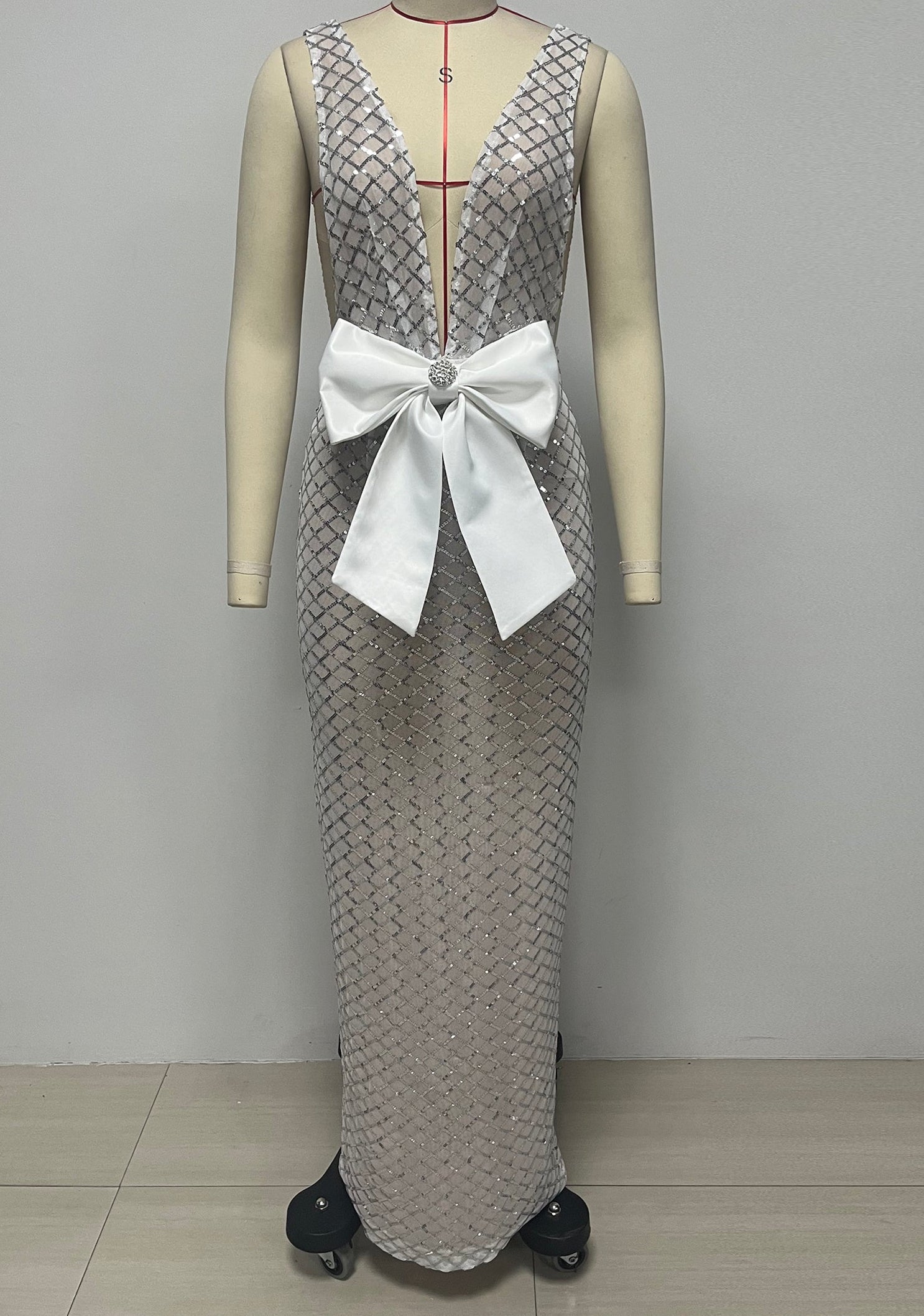 Irella Sleeveless Sequin Pattern Deep V White Bow Appliqué Maxi Dress